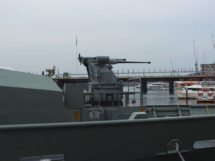 Các chiến hạm tuần tra lớp Armidale có chiều dài và trọng lượng lớn hơn các tàu chiến tuần tra lớp Fremantle.